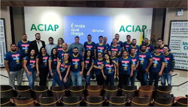 Turma de treinamento reunida no palco da ACIAP